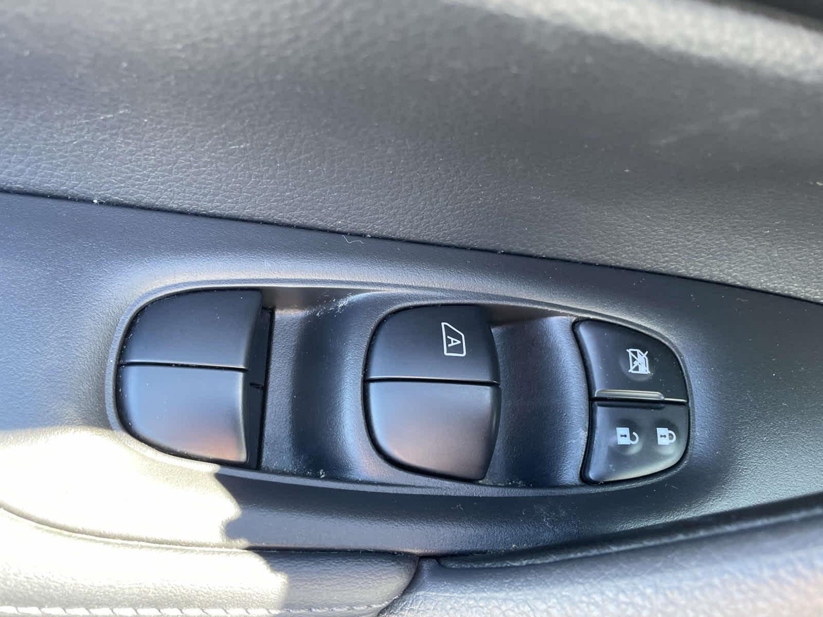 2019 Nissan Rogue photo 29 of 35
