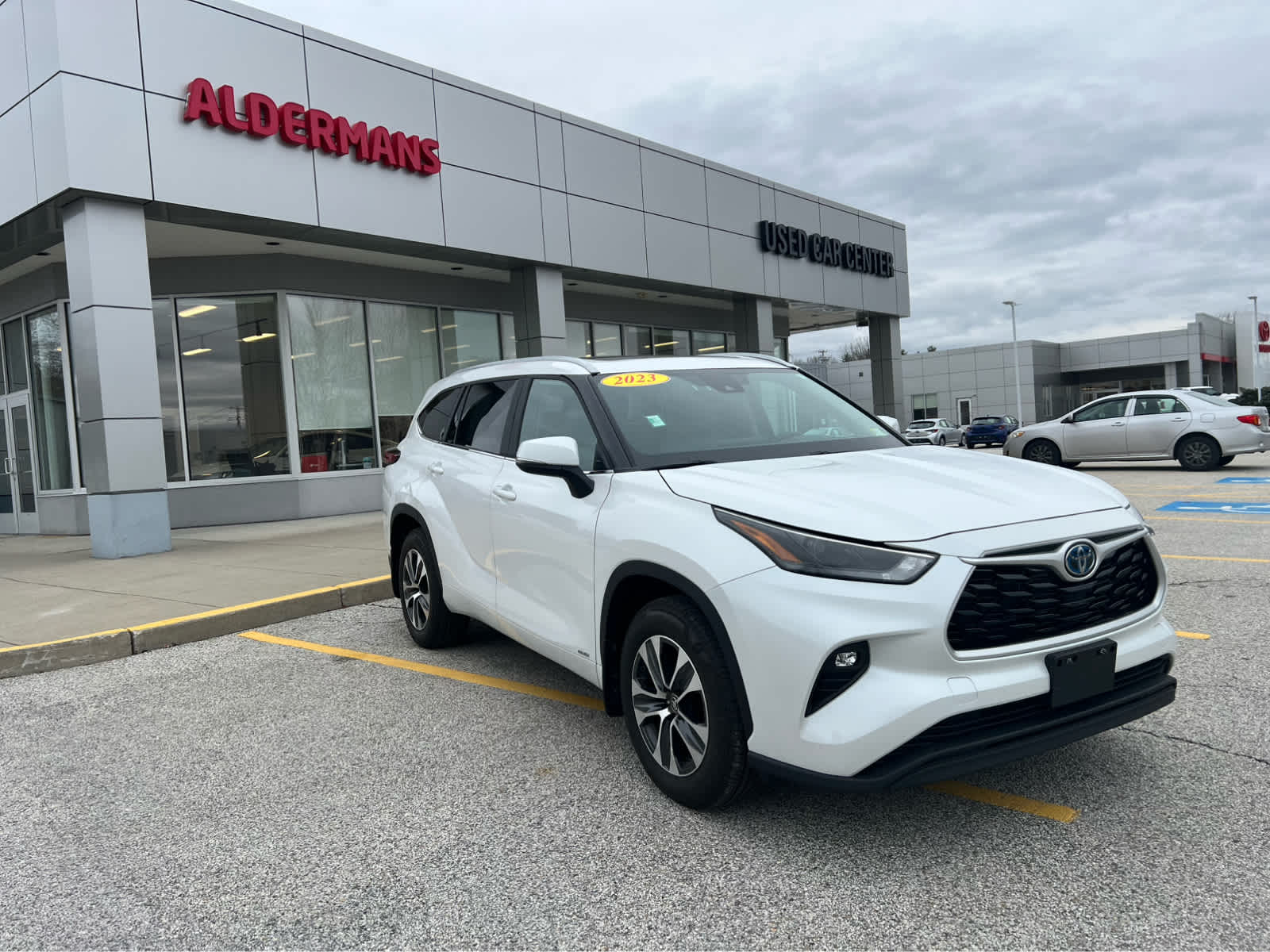 White (Wind Chill Pearl) 2023 Toyota Highlander Hybrid XLE AWD SUV / Crossover All-Wheel Drive Continuously Variable Transmission