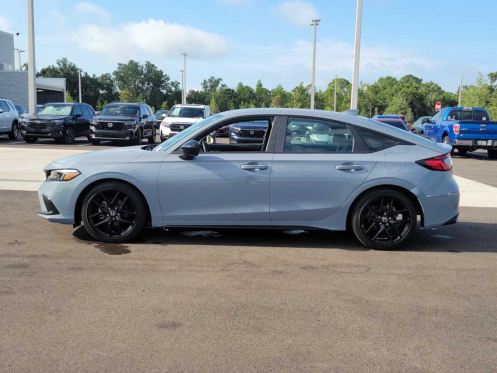 View vehicle photo 4