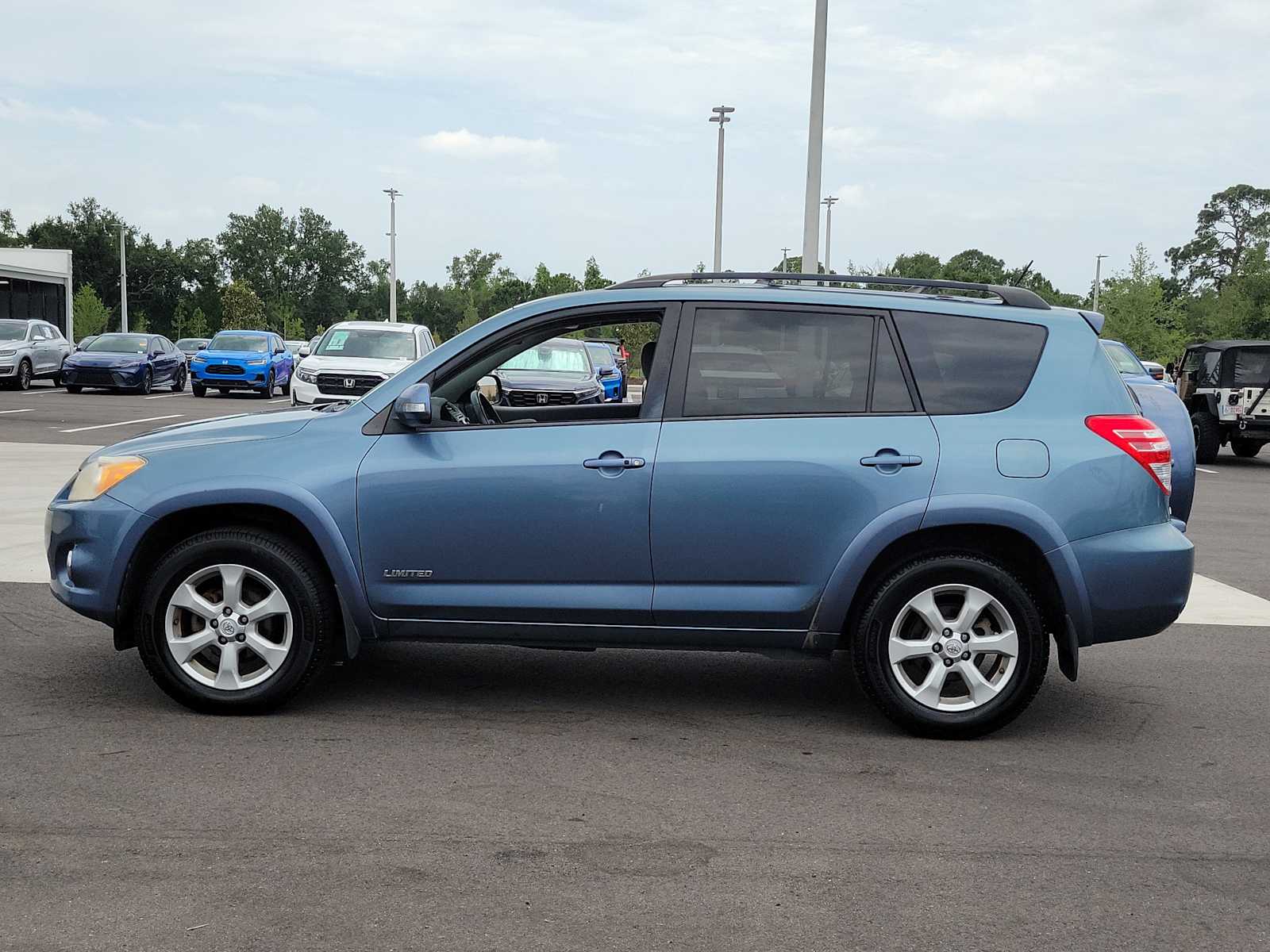 View vehicle photo 4