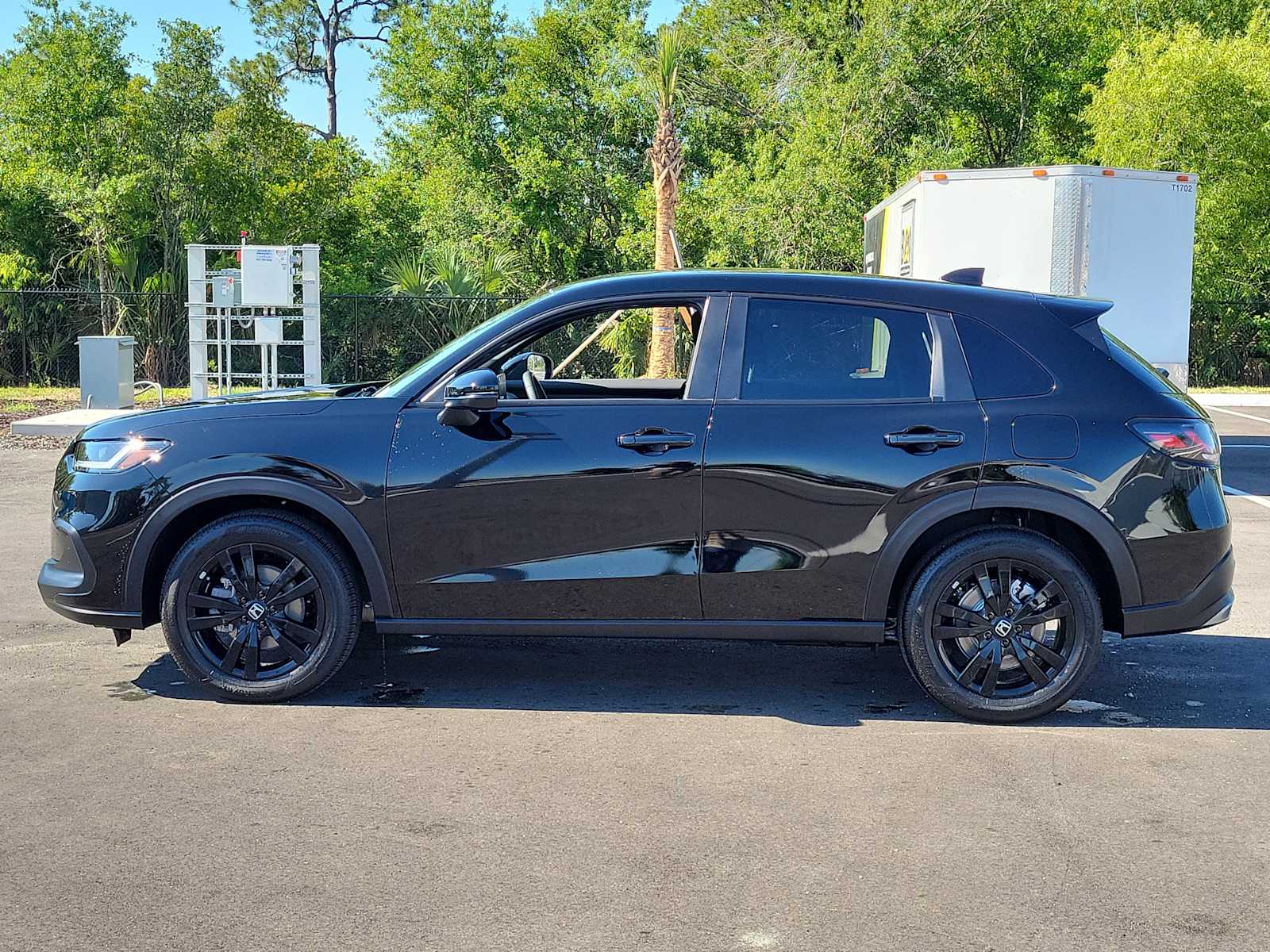 View vehicle photo 4