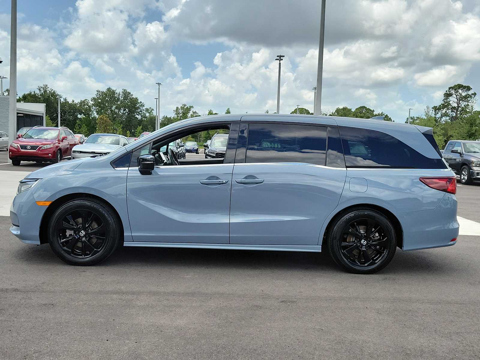 View vehicle photo 4