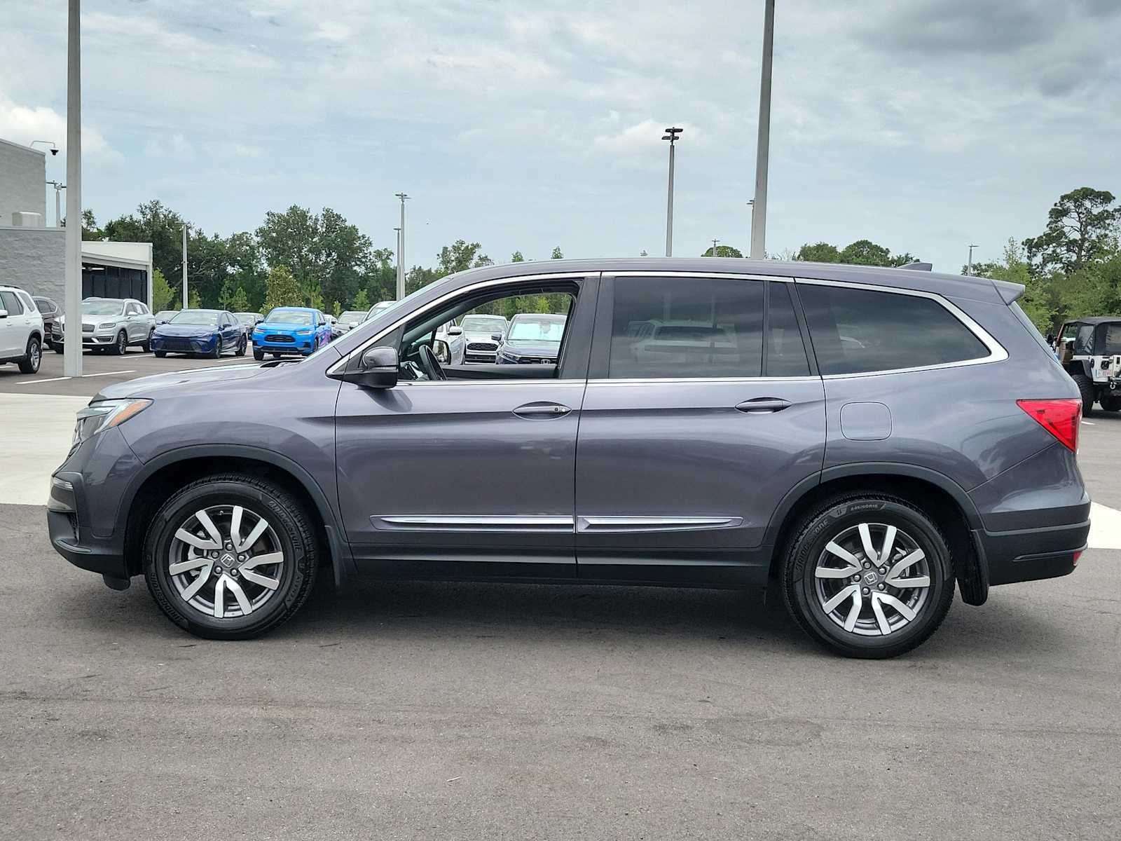 View vehicle photo 4