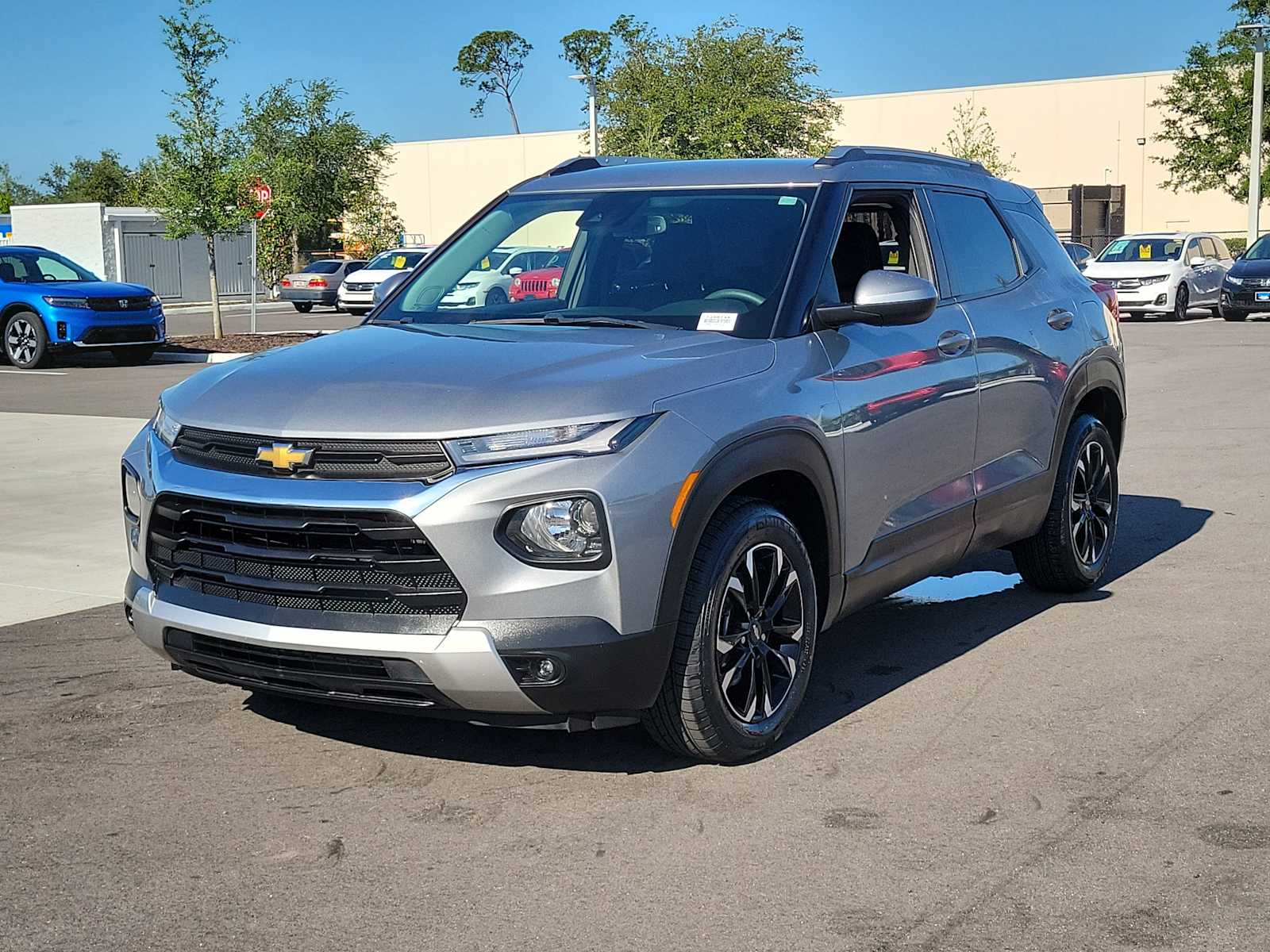 View vehicle photo 3