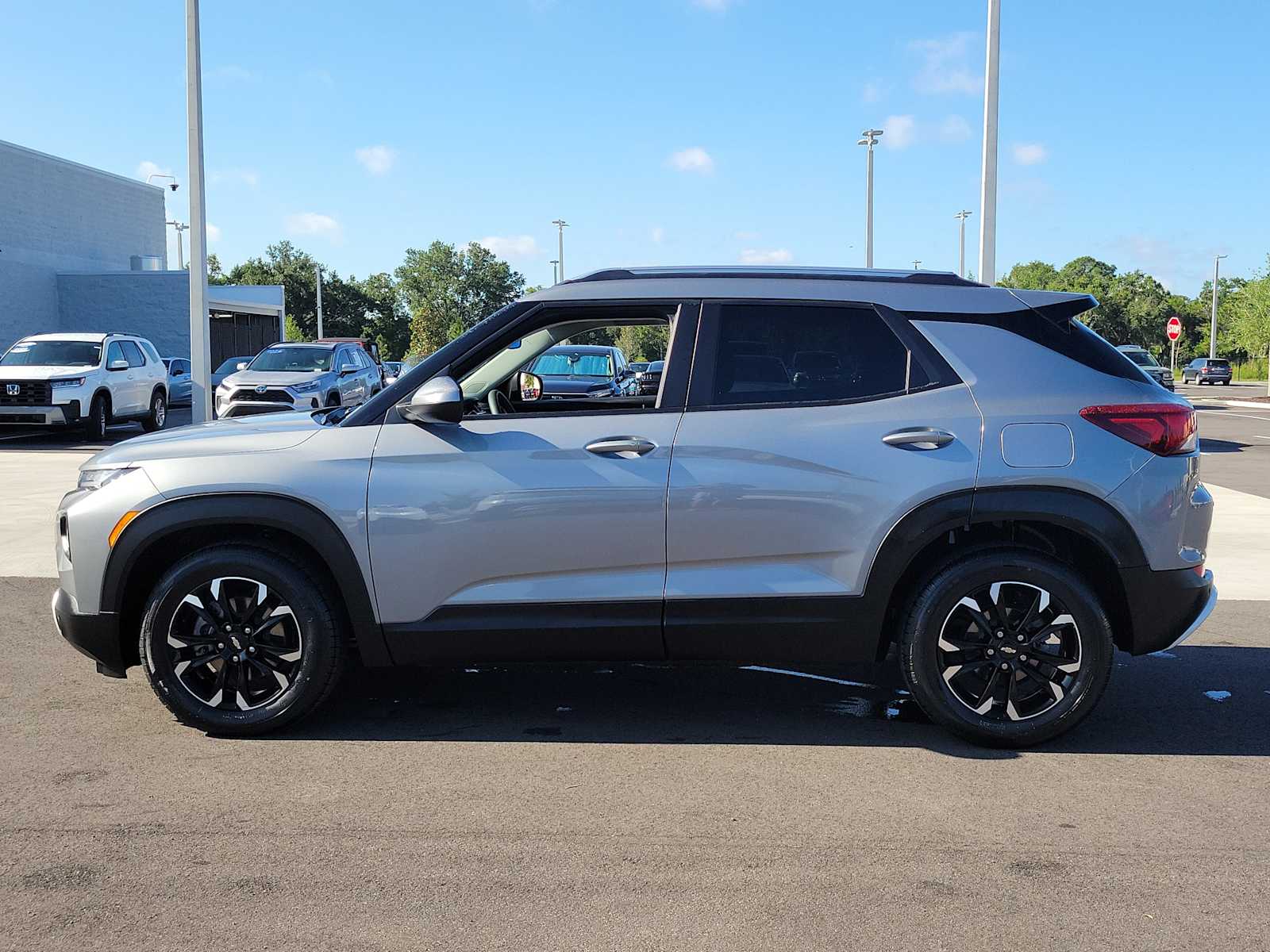 View vehicle photo 4