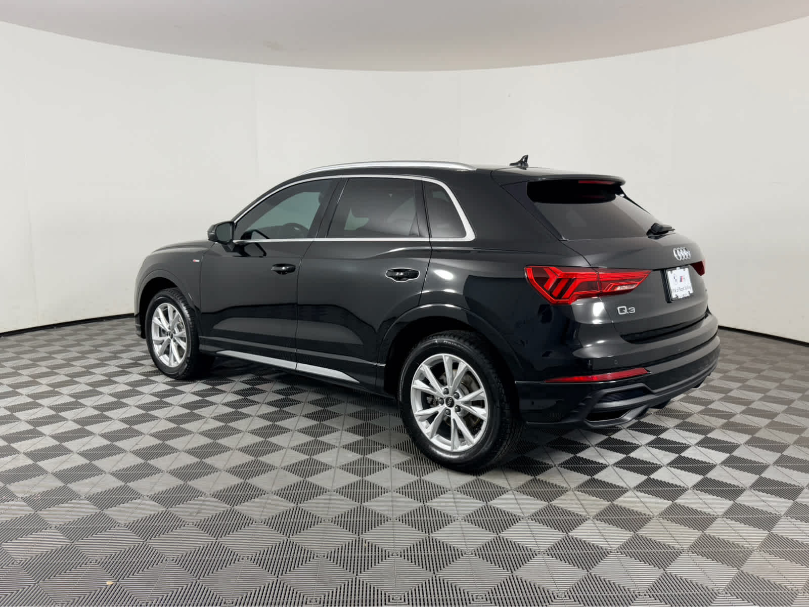 View vehicle photo 5