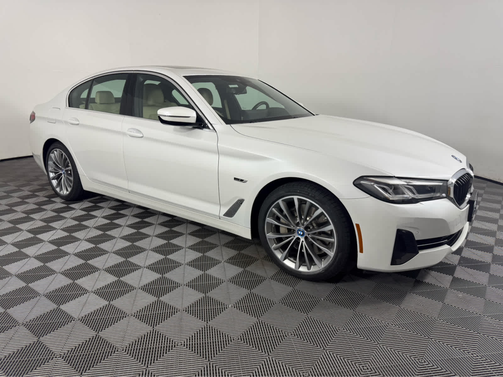 Mineral White Metallic 2023 BMW 5 Series Sedan All-Wheel Drive 8-Speed Automatic
