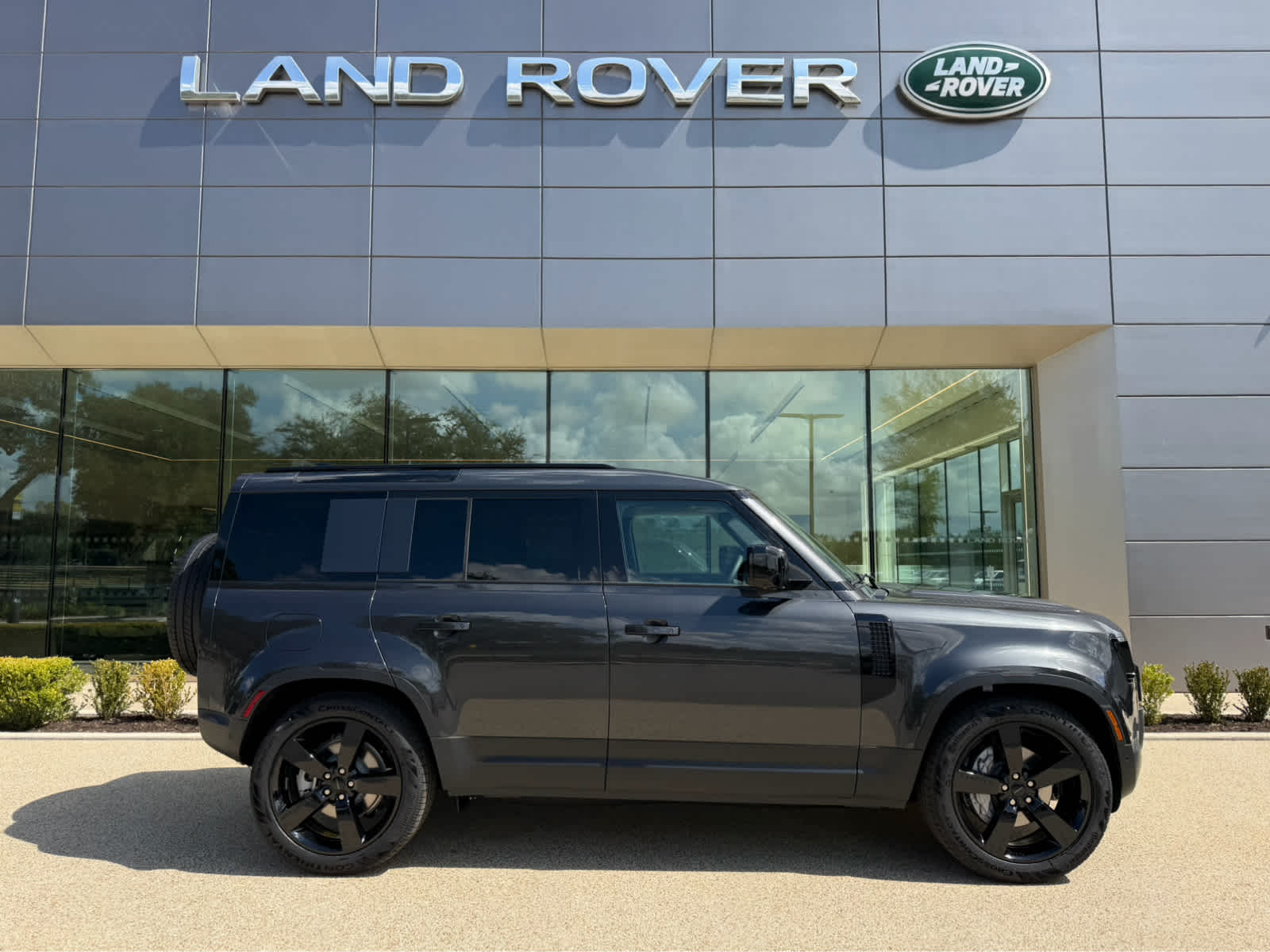 New 2026 CARPATHIAN GREY Land Rover S image 4