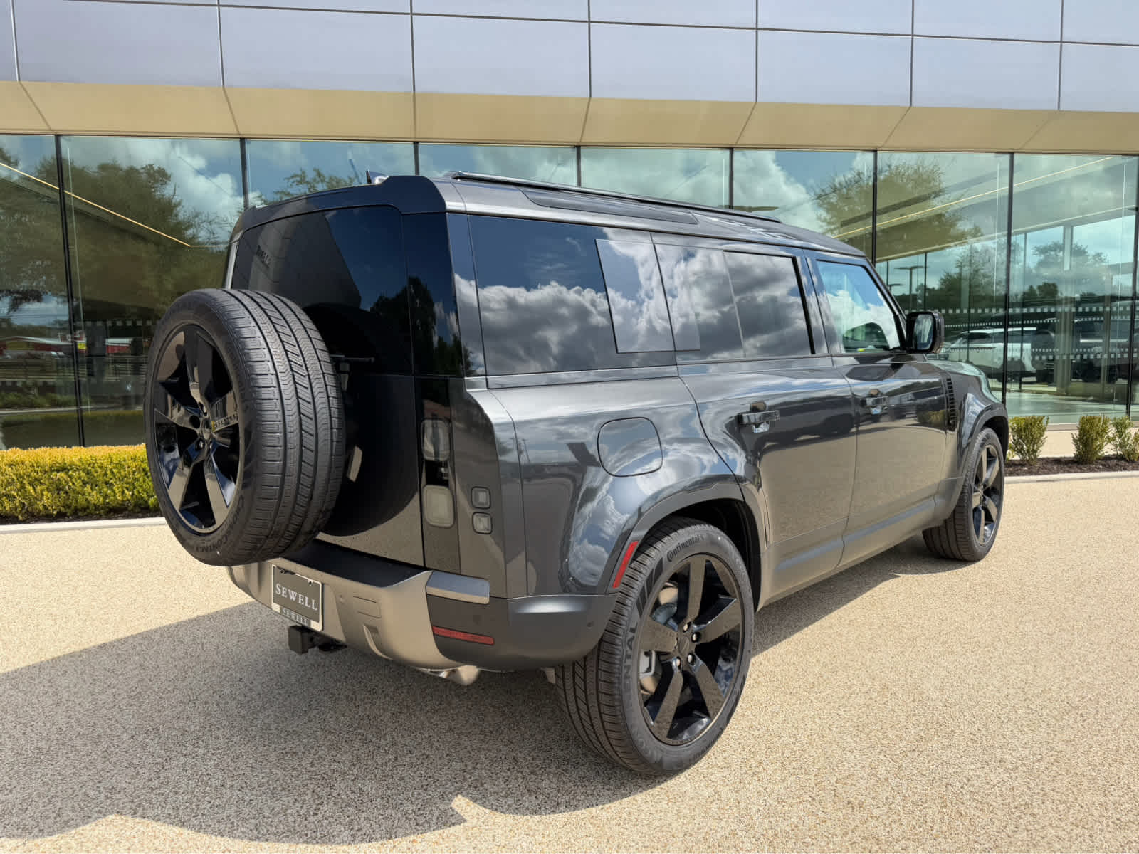 New 2026 CARPATHIAN GREY Land Rover S image 5