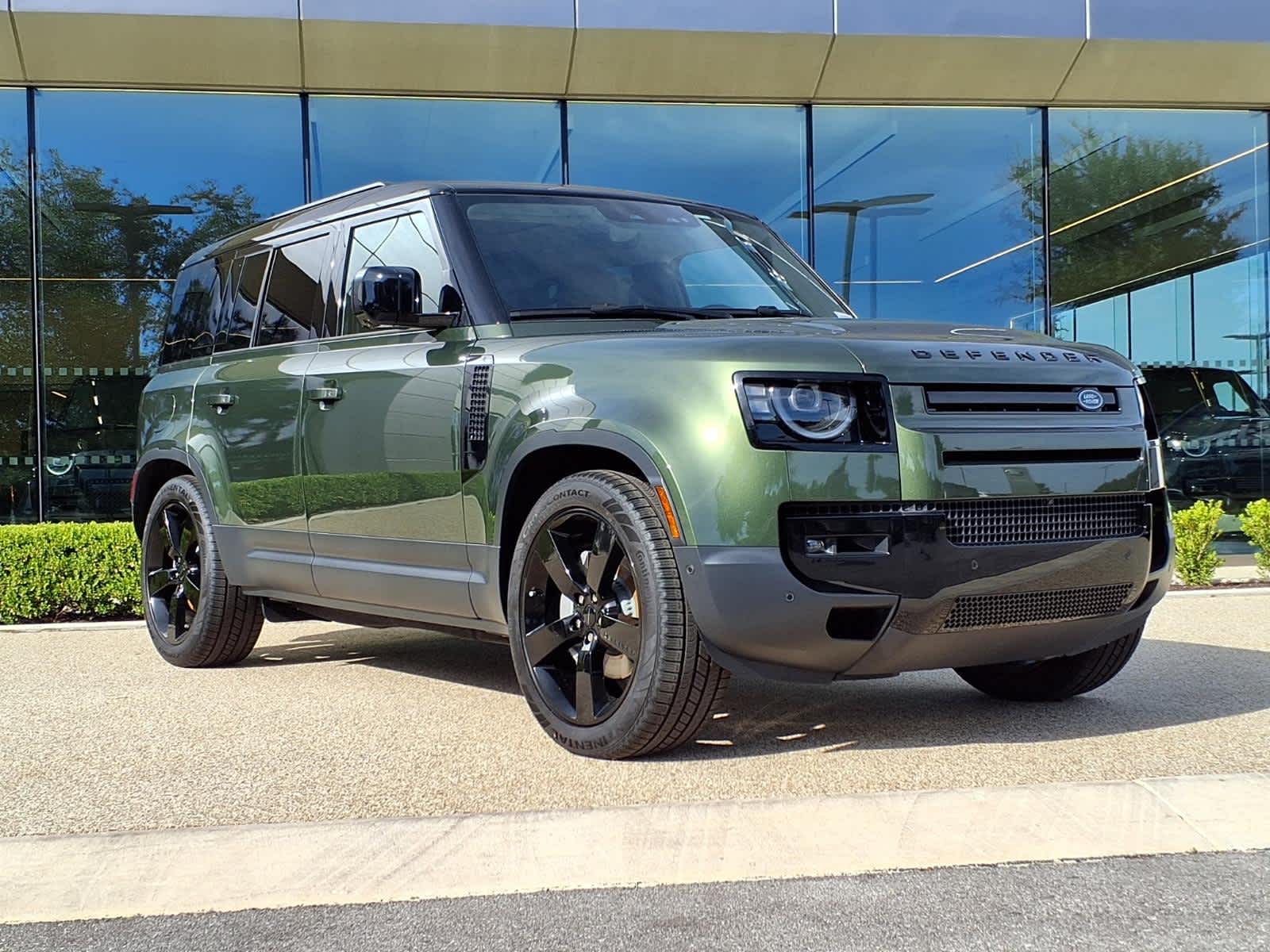 New 2026 WOOLSTONE GREEN Land Rover S image 3