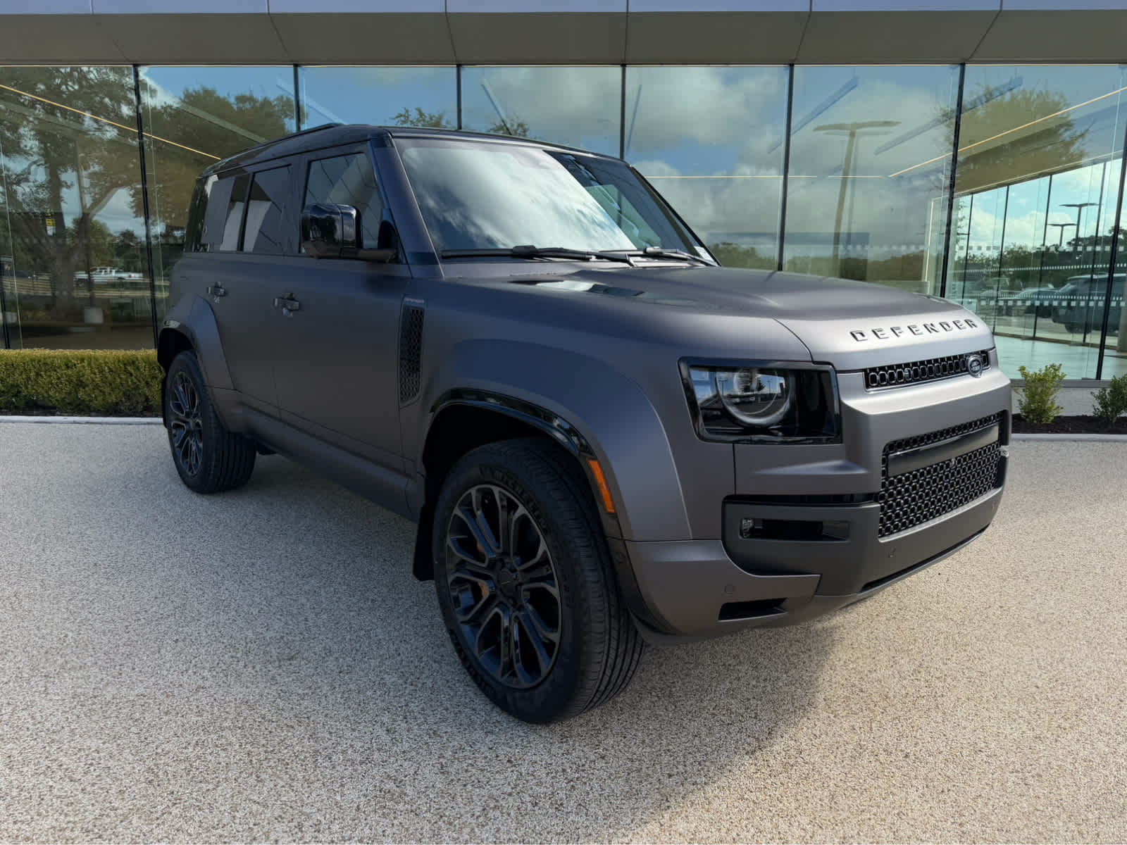 New 2026 CHARENTE GREY Land Rover OCTA image 3