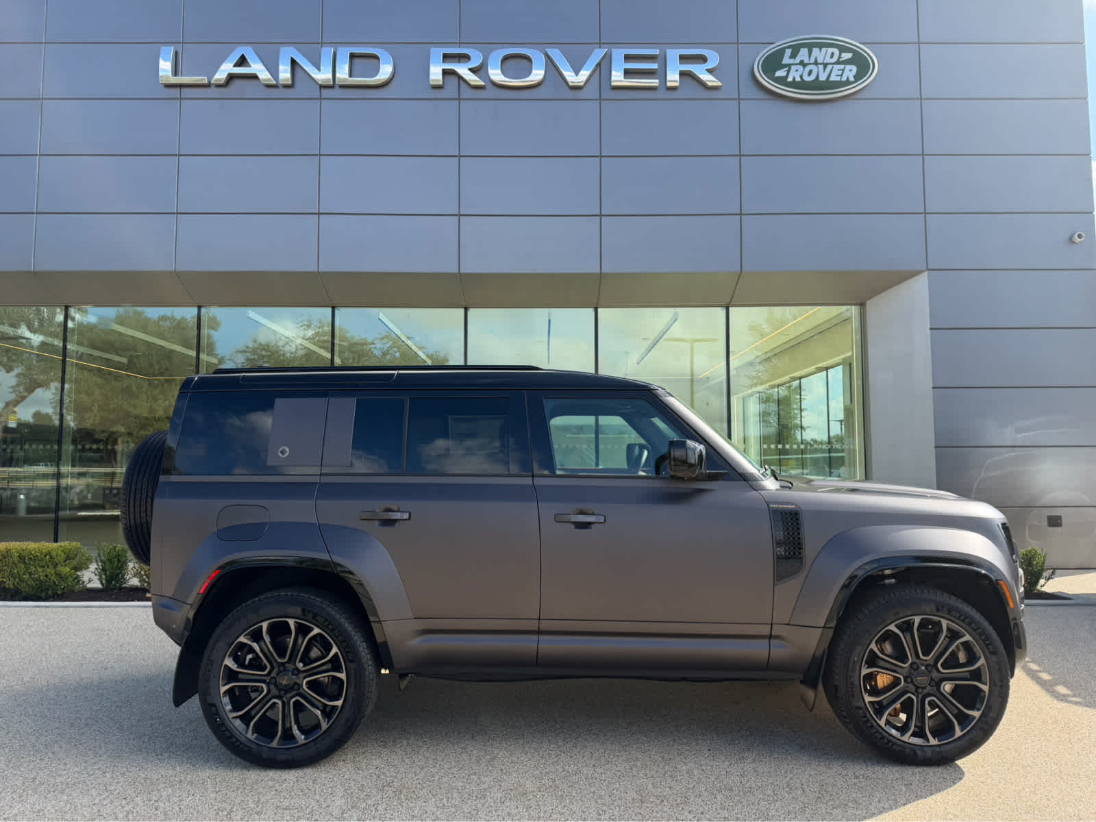 New 2026 CHARENTE GREY Land Rover OCTA image 4
