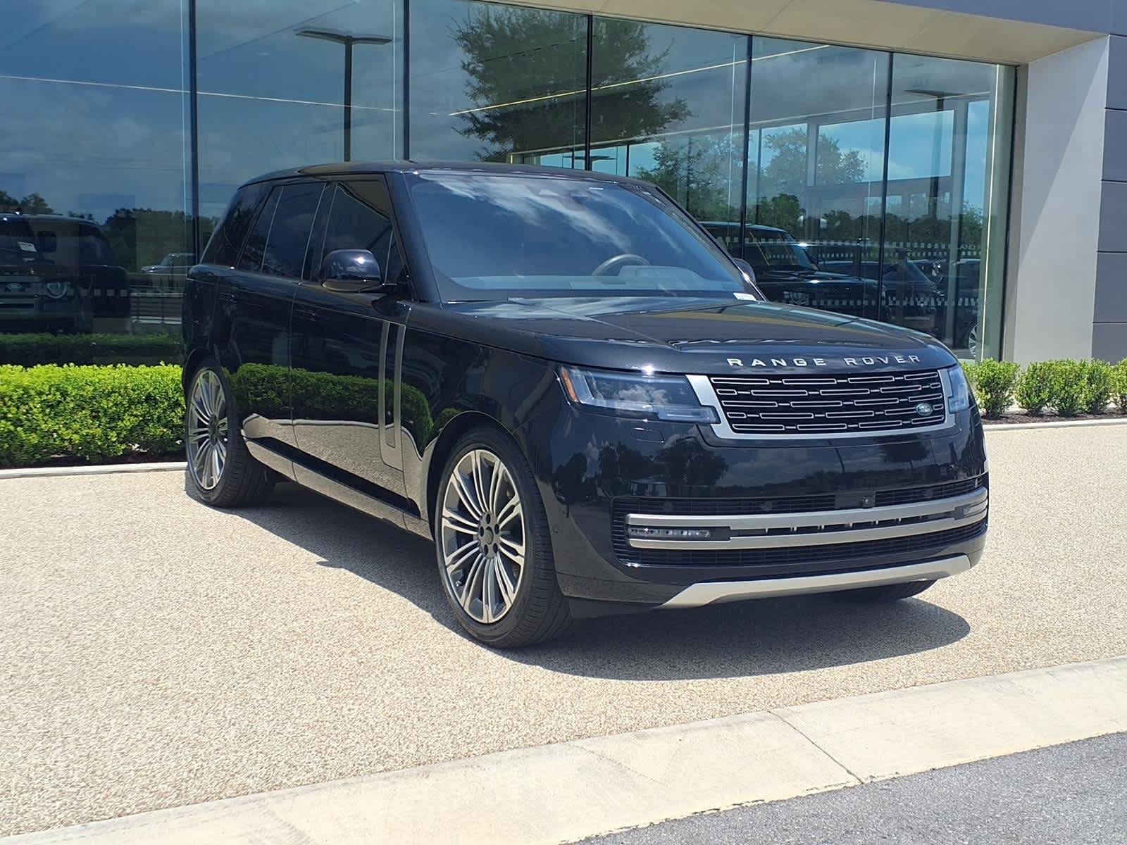 New 2026 SANTORINI BLACK Land Rover SE image 3