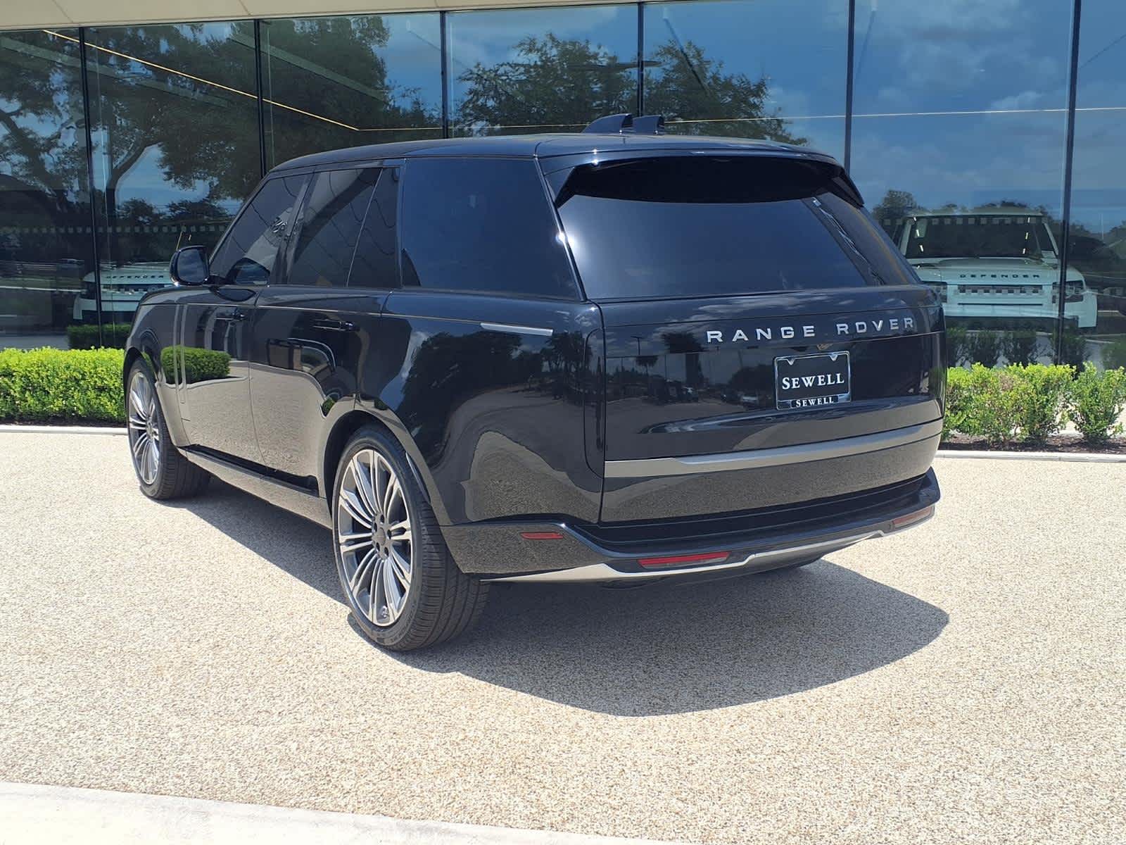 New 2026 SANTORINI BLACK Land Rover SE image 4