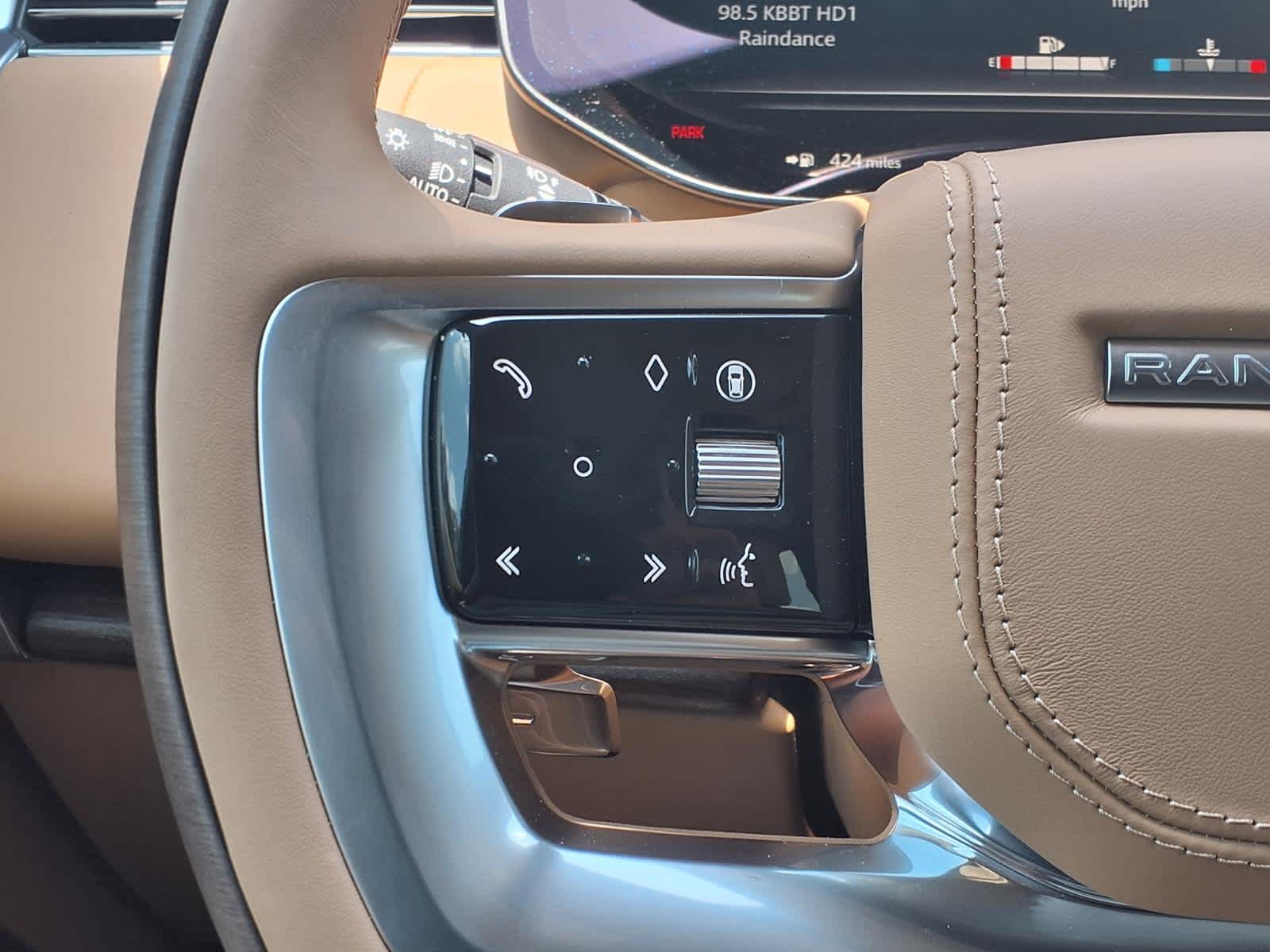 New 2026 SANTORINI BLACK Land Rover SE image 21
