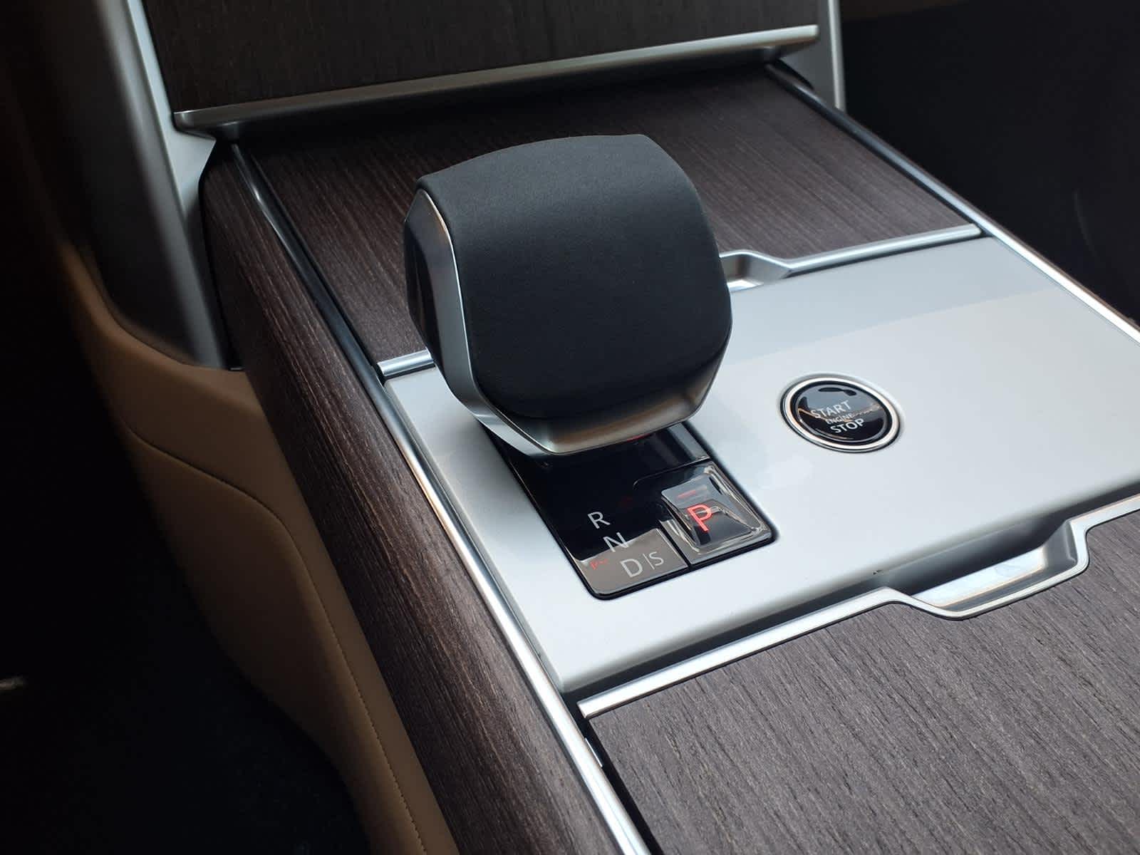 New 2026 SANTORINI BLACK Land Rover SE image 16