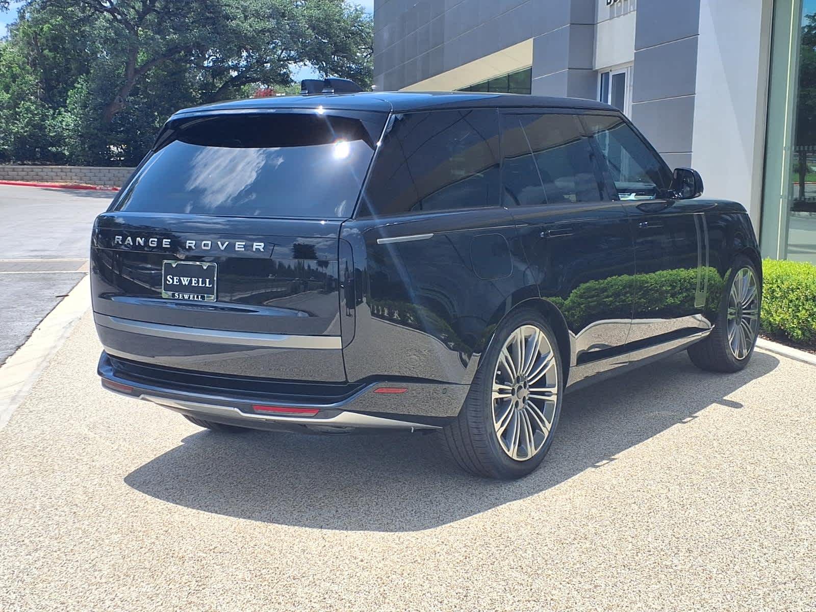 New 2026 SANTORINI BLACK Land Rover SE image 6