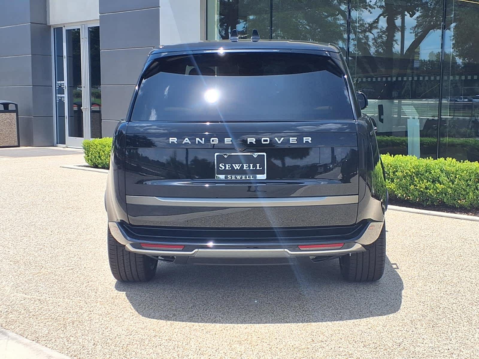 New 2026 SANTORINI BLACK Land Rover SE image 5