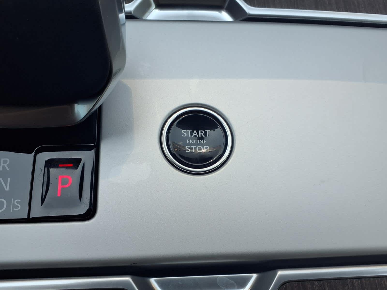 New 2026 SANTORINI BLACK Land Rover SE image 17