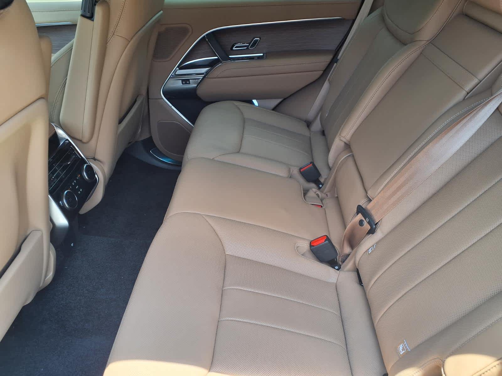 New 2026 SANTORINI BLACK Land Rover SE image 18