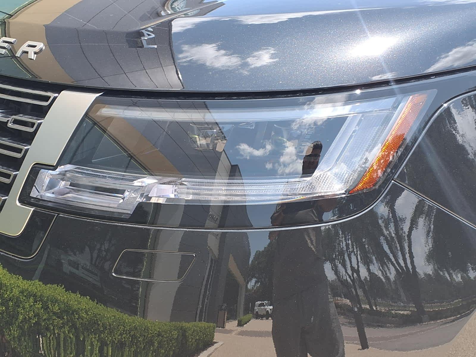 New 2026 SANTORINI BLACK Land Rover SE image 7