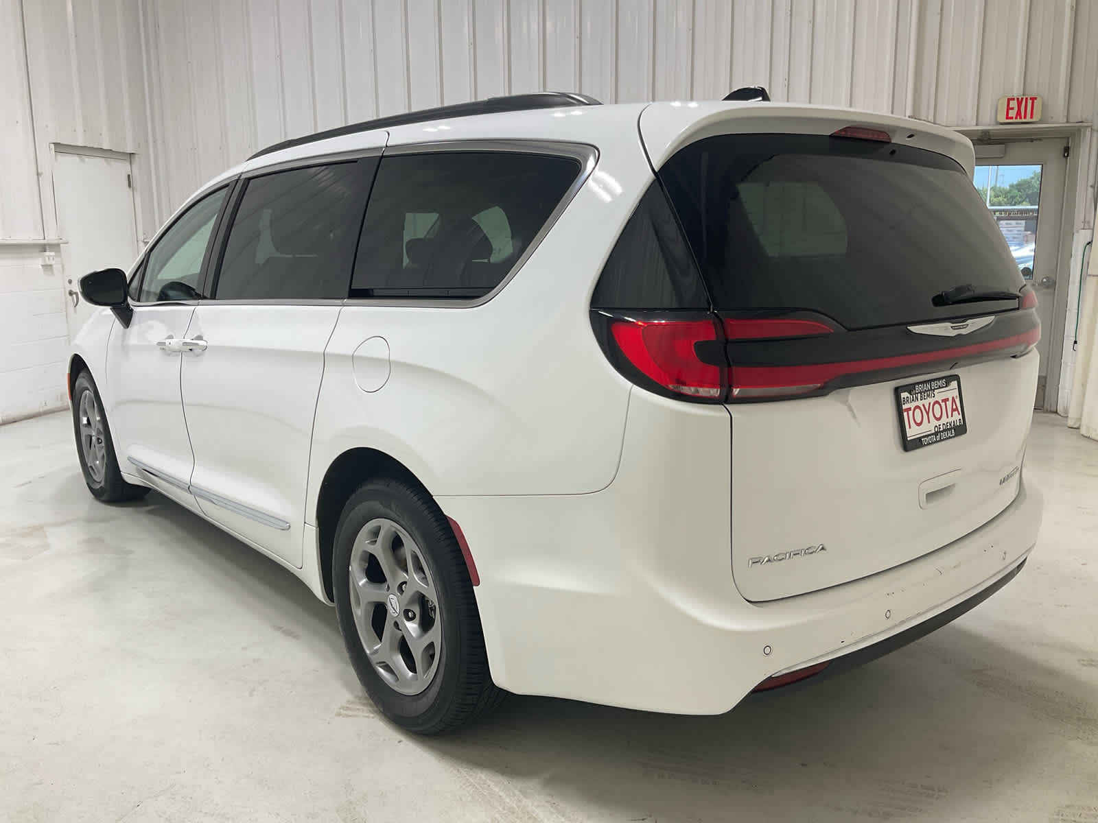 Used 2023 Chrysler Pacifica Van