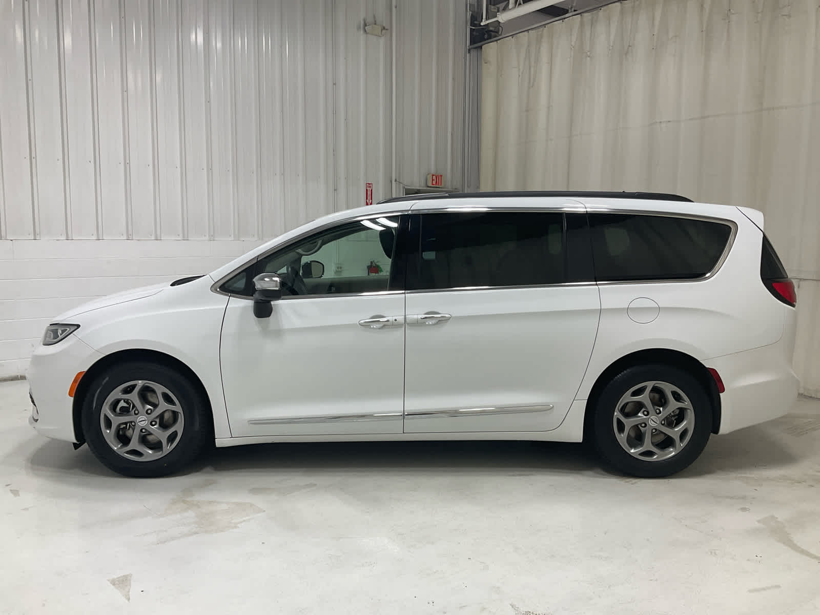 Used 2023 Chrysler Pacifica Van