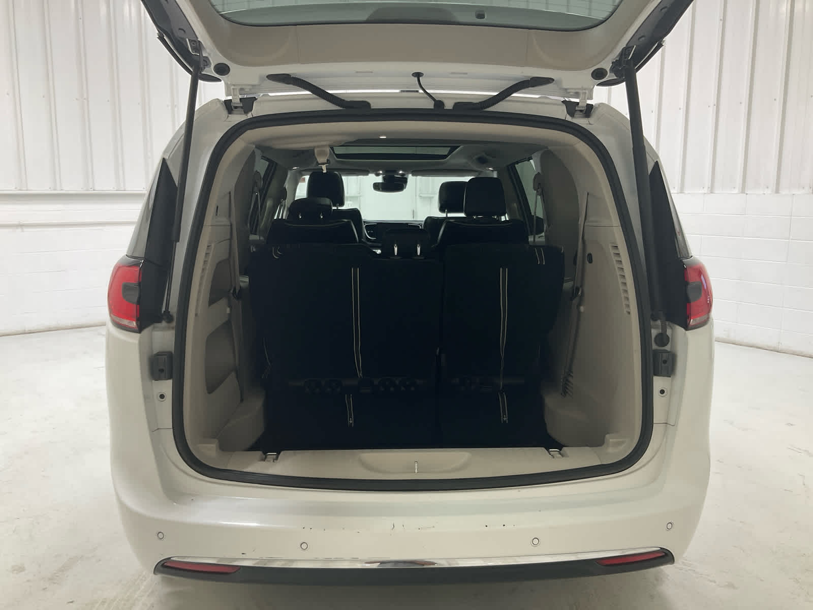 Used 2023 Chrysler Pacifica Van