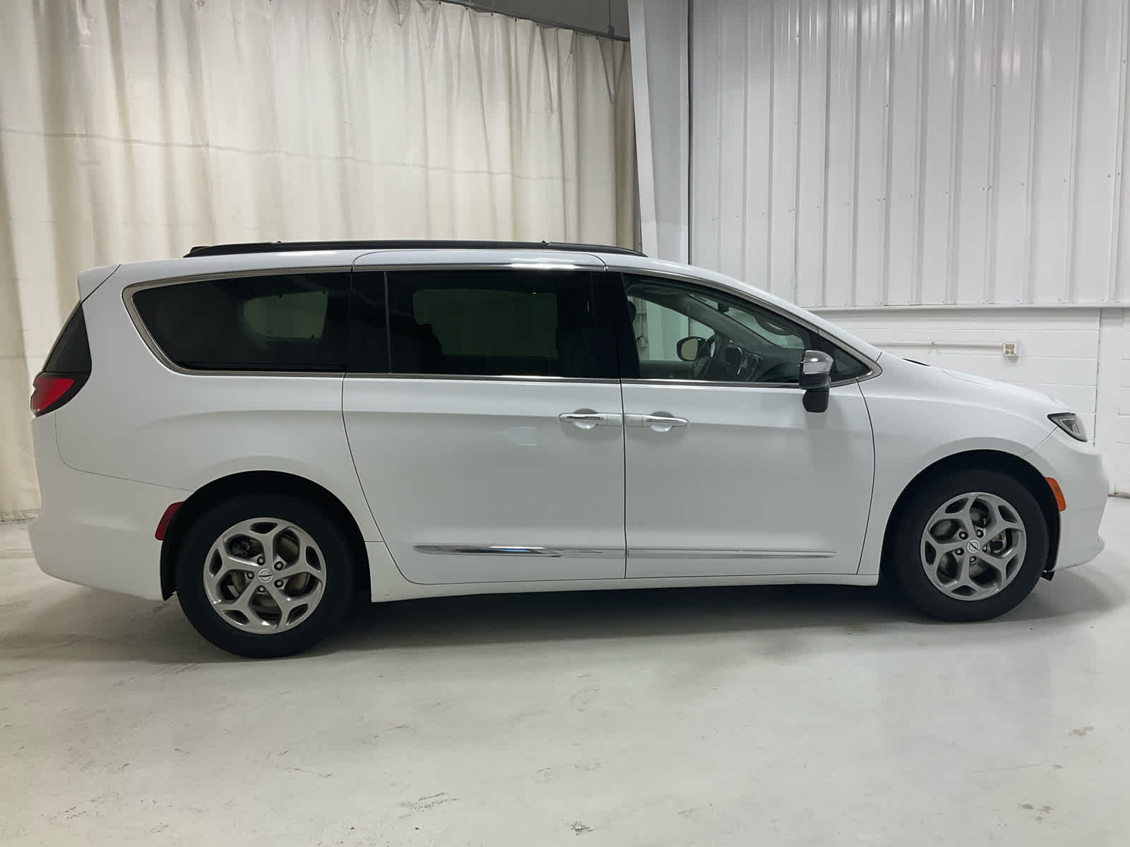 Used 2023 Chrysler Pacifica Van