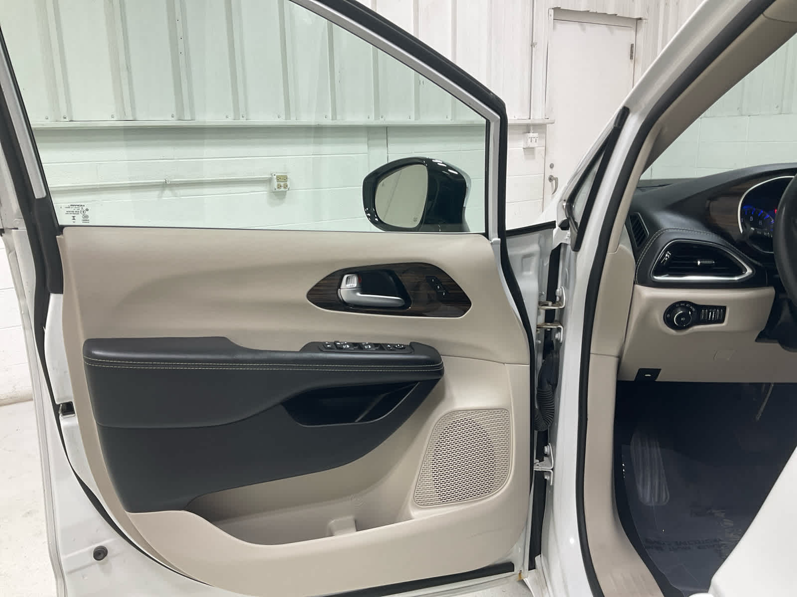 Used 2023 Chrysler Pacifica Van