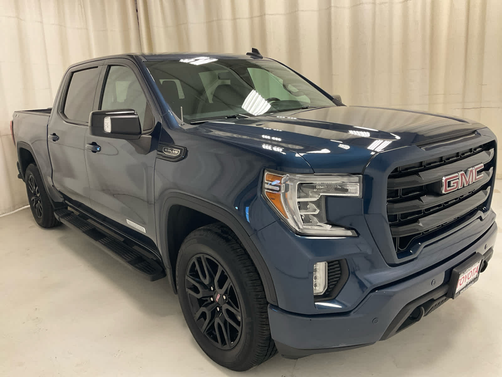 View vehicle photo 4