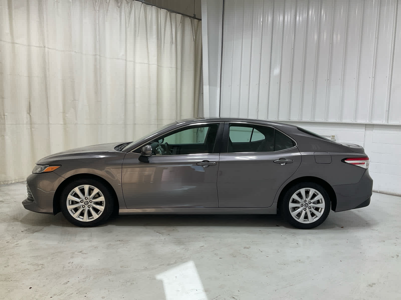 2018 Toyota Camry LE - Photo 9