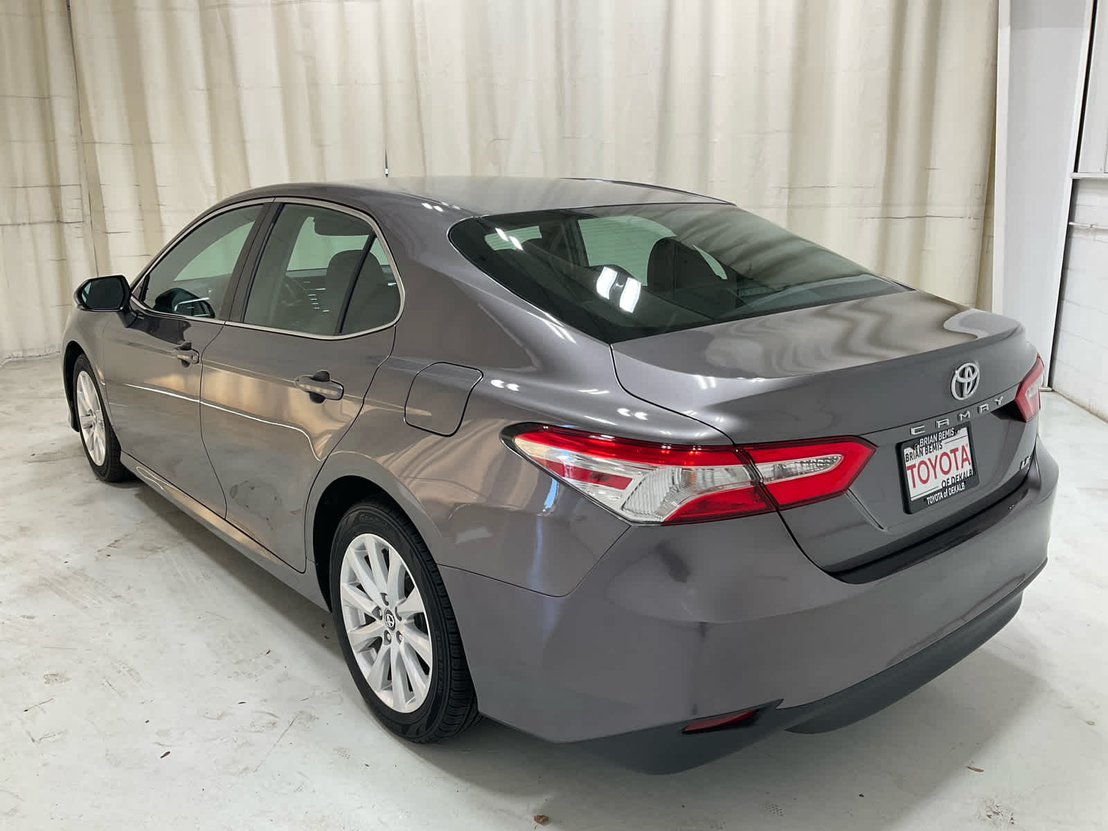 2018 Toyota Camry LE - Photo 8