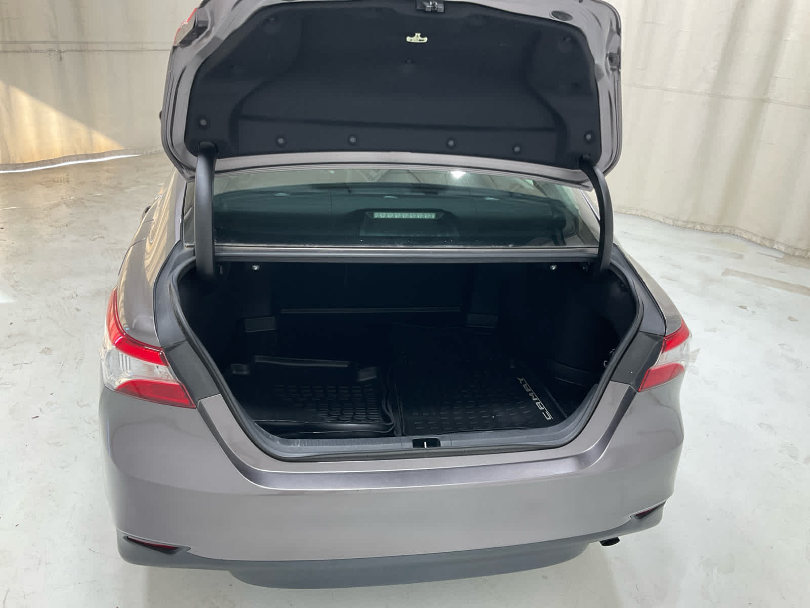 2018 Toyota Camry LE - Photo 6