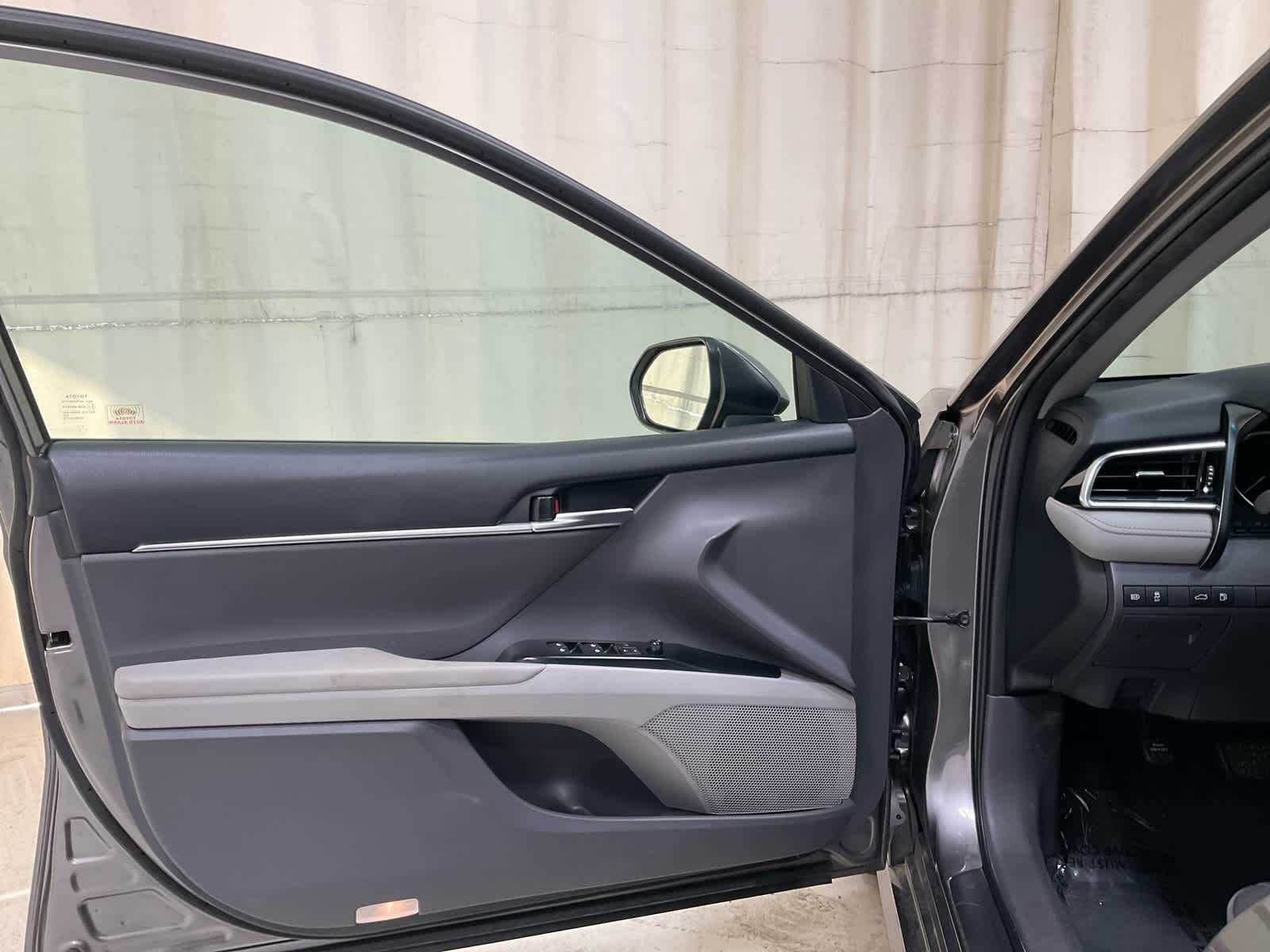 2018 Toyota Camry LE - Photo 10