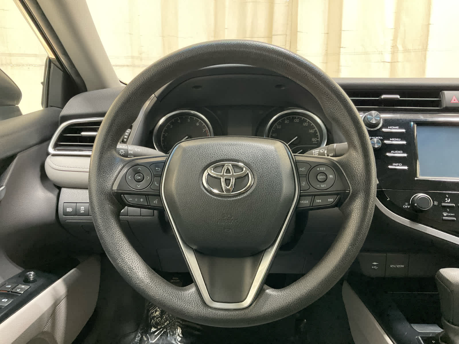 2018 Toyota Camry LE - Photo 14