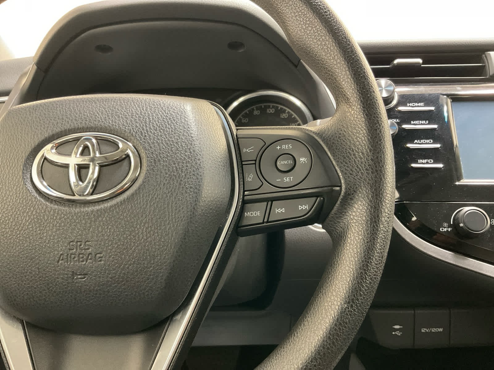 2018 Toyota Camry LE - Photo 16
