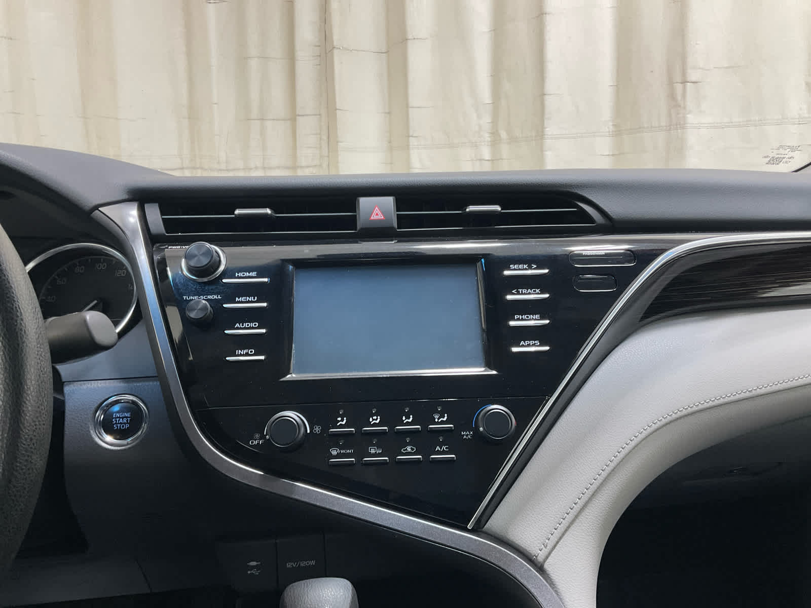 2018 Toyota Camry LE - Photo 18