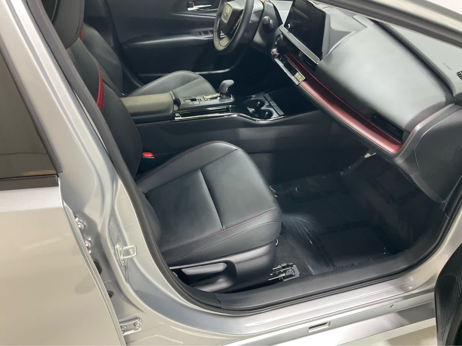 2026 Toyota Prius Plug-in Hybrid XSE - Photo 13