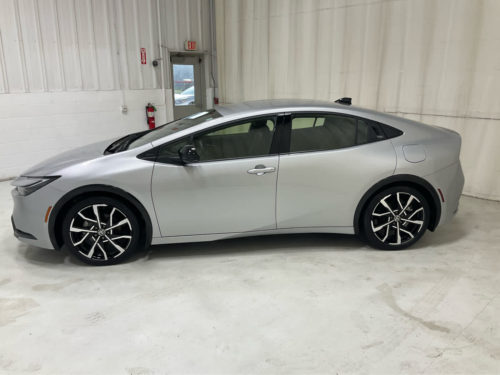 2026 Toyota Prius Plug-in Hybrid XSE - Photo 9