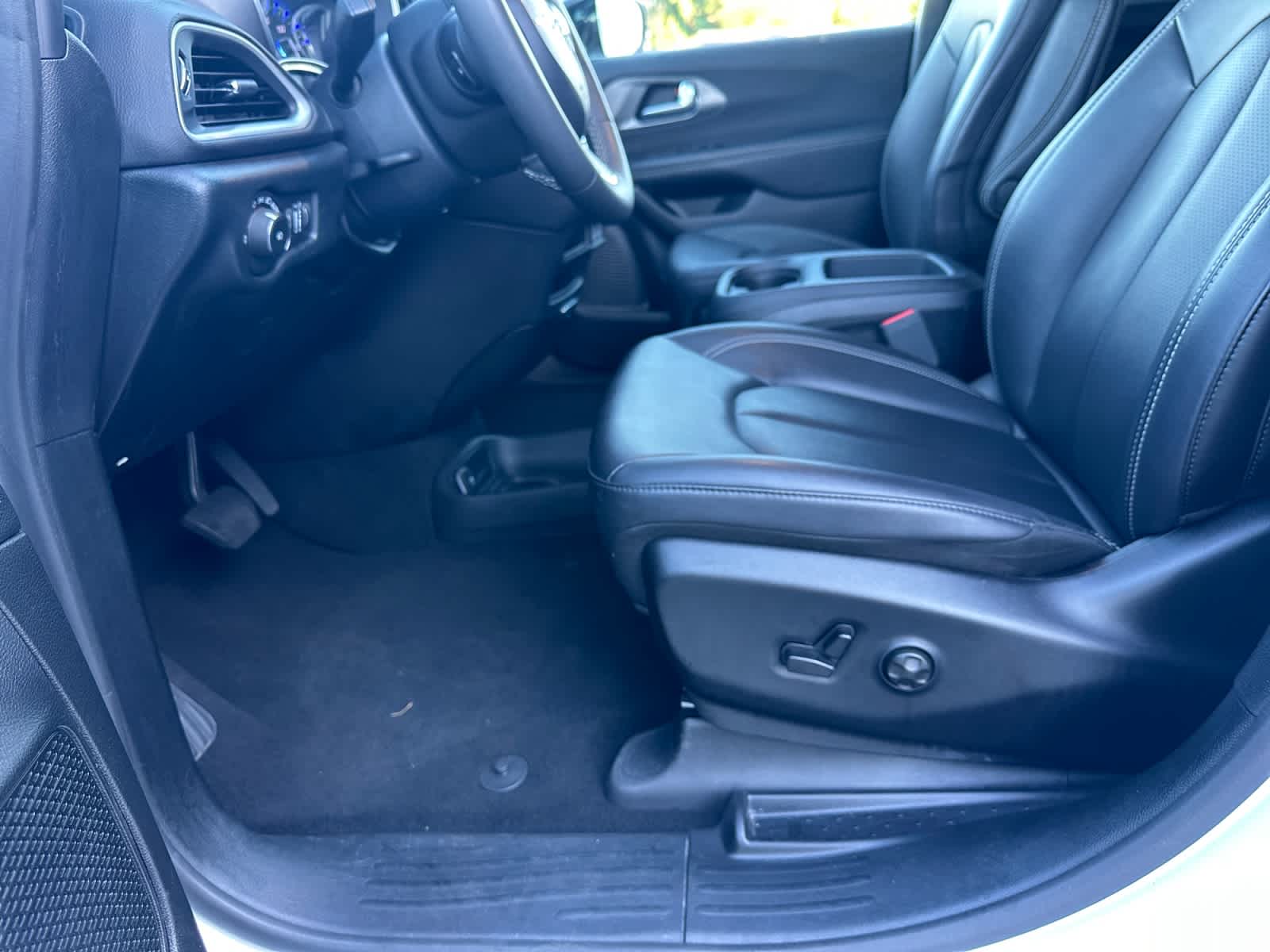 Used 2025 Chrysler Pacifica Van