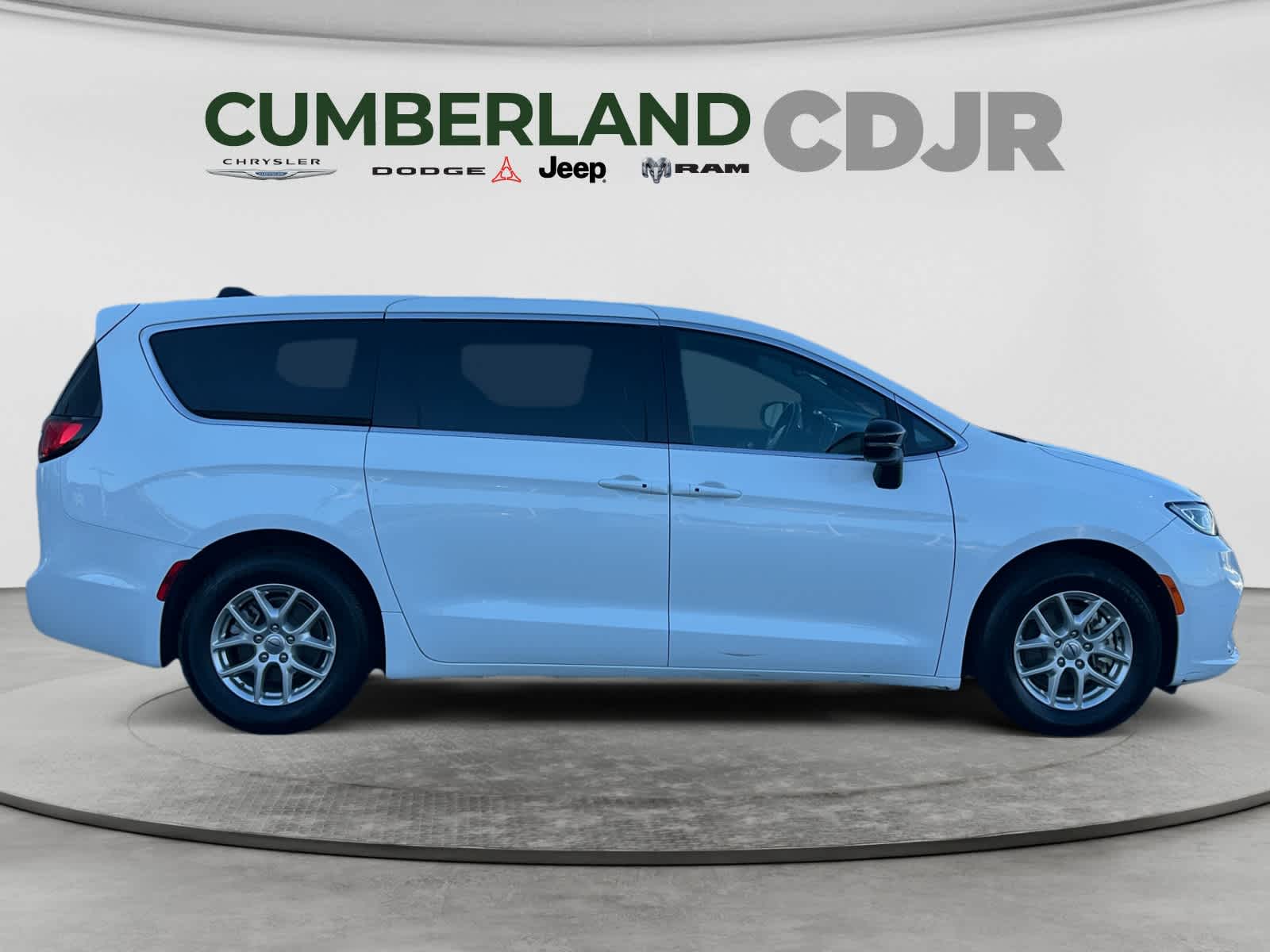 Used 2025 Chrysler Pacifica Van