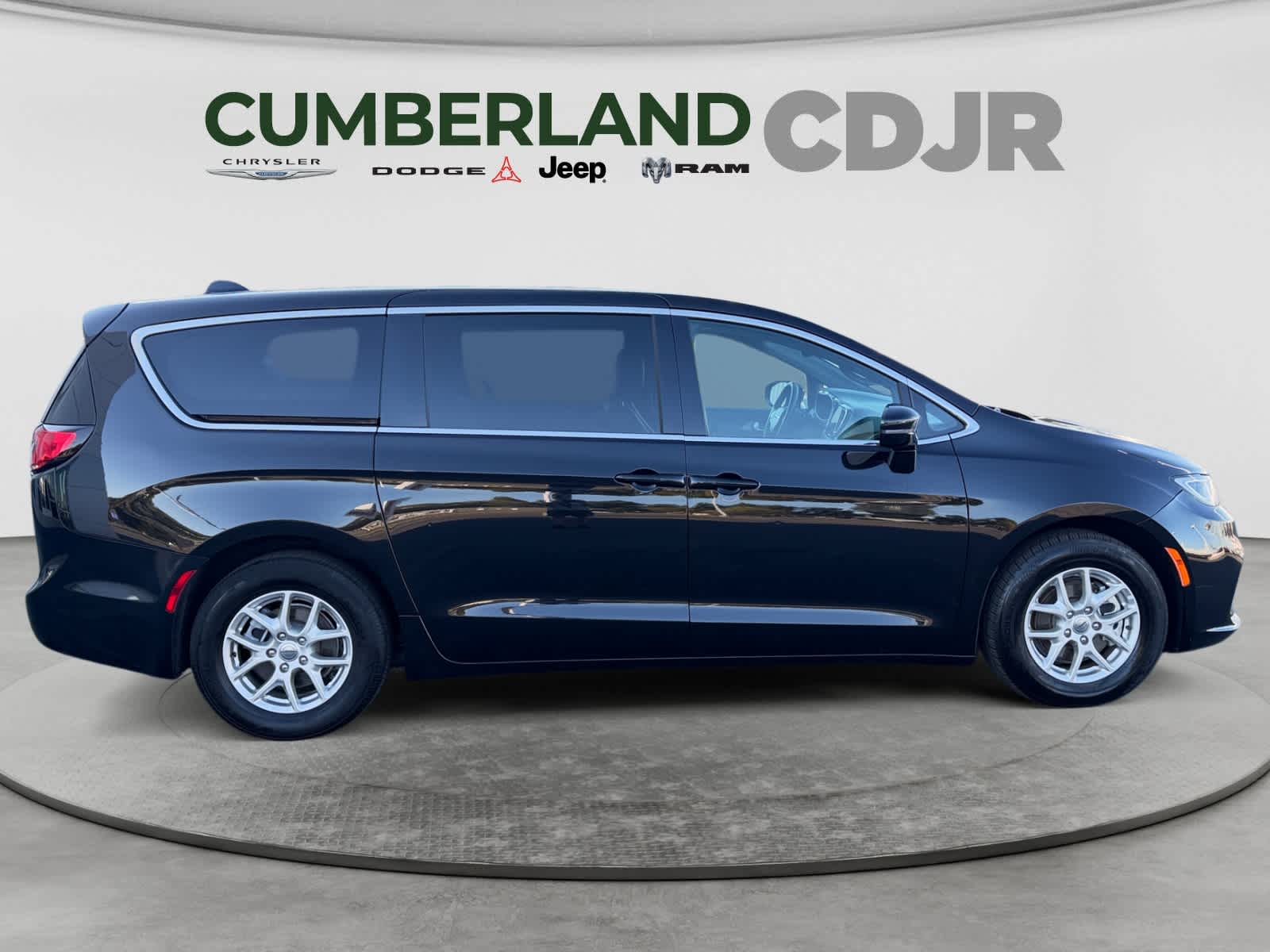 Used 2025 Chrysler Pacifica Van