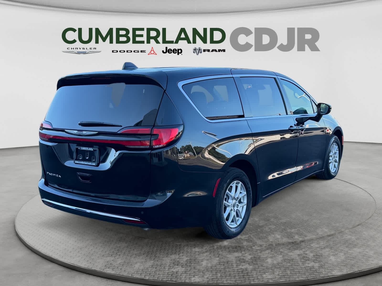 Used 2025 Chrysler Pacifica Van