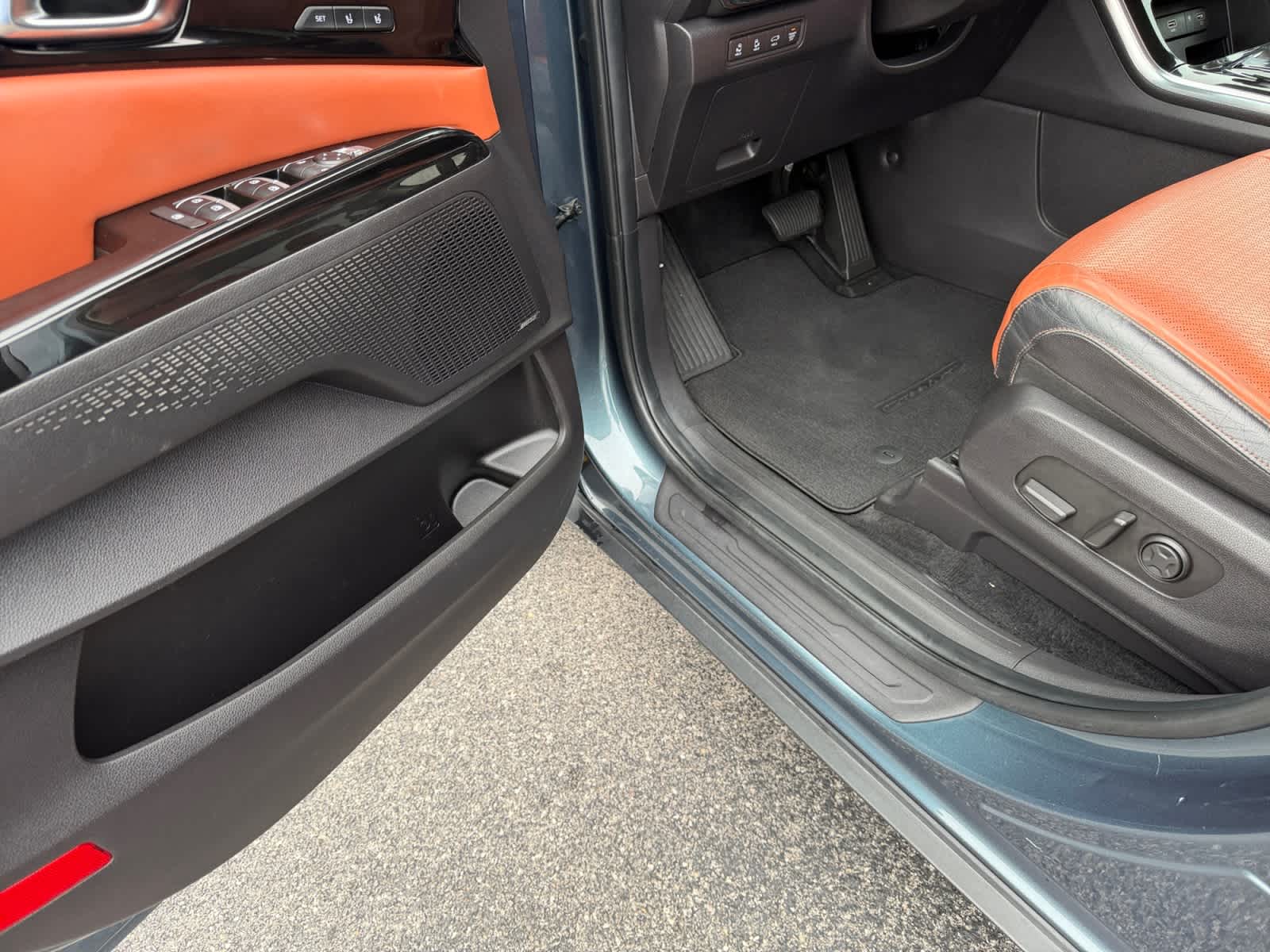 Used 2024 Kia Carnival Van
