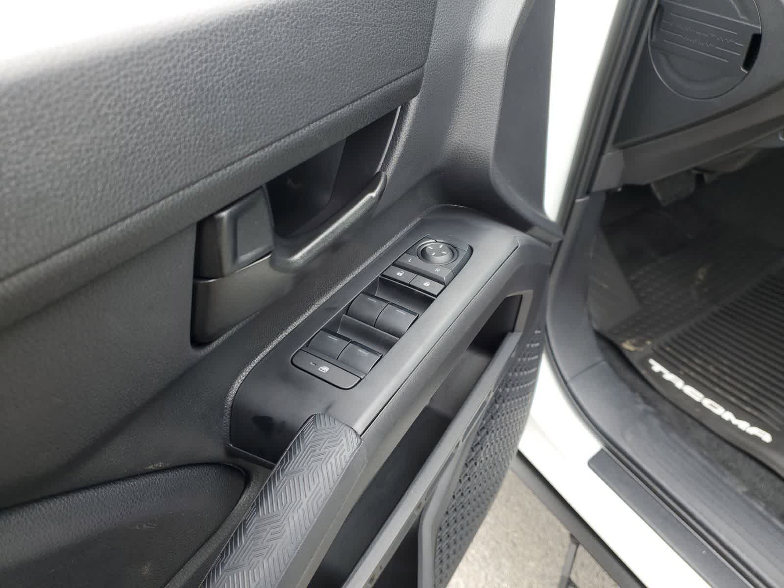 2025 Toyota Tacoma SR5 - Photo 16