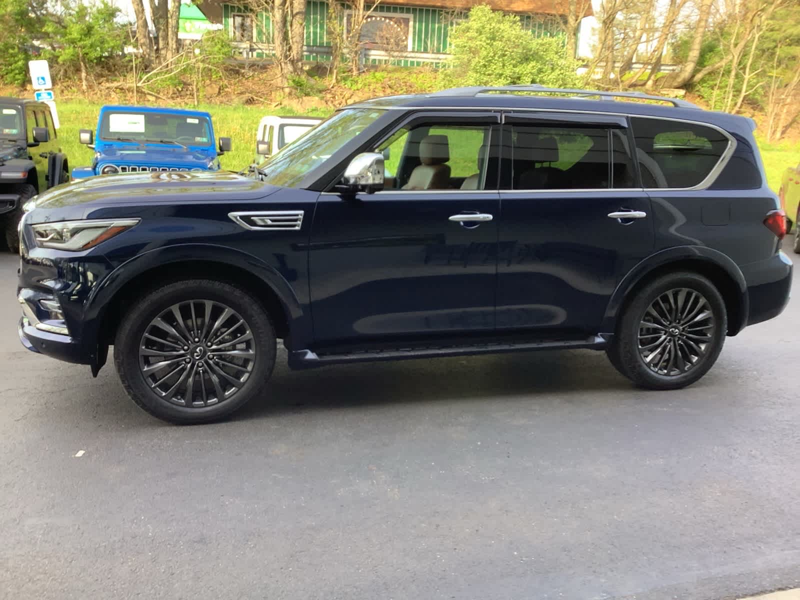 View vehicle photo 7