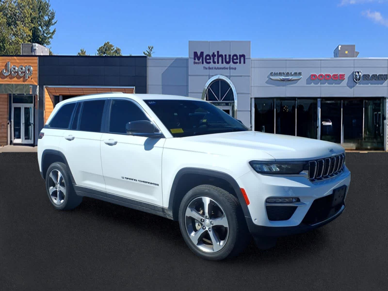 Bright White Clearcoat 2023 Jeep Grand Cherokee SUV / Crossover Four-Wheel Drive 8-Speed Automatic