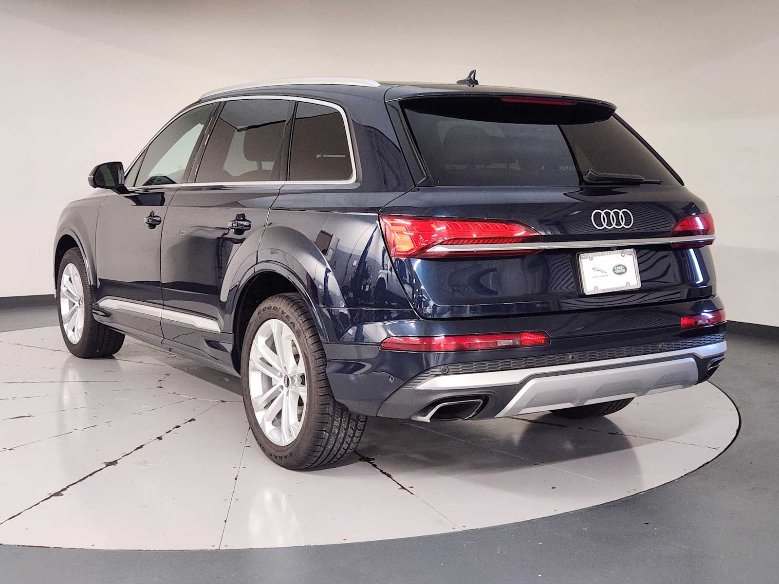 View vehicle photo 6
