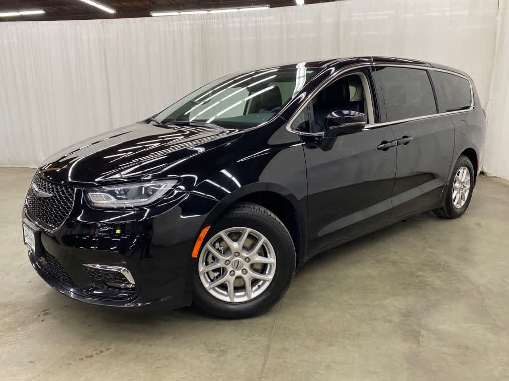Diamond Black Crystal Pearlcoat 2024 Chrysler Pacifica Minivan Front-Wheel Drive 9-Speed Automatic